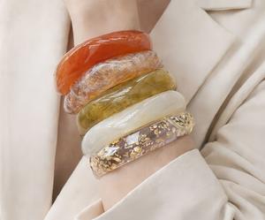 Bracelets en résine imperméables faits à la main de luxe pour femmes, design artistique moderne, bijoux légers et tendance pour occasions décontractées et festives - Product Image 2