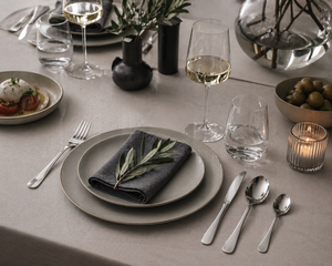 Set di posate da 24 pezzi in acciaio inossidabile color argento resistente, design contemporaneo minimalista, finitura a specchio Milano di Excelsa - Product Image 4