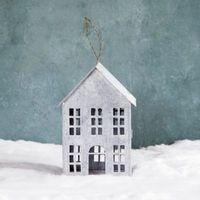 Mini Ornement de Maison d'Église en Métal Blanc Porte-Bougie avec Design de Croix en Pointe et Découpes de Fenêtre Style Ferme Noël
