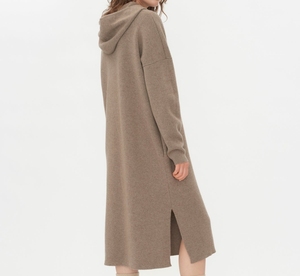Robe midi en tricot de laine de luxe à capuche, coupe trapèze, avec fente latérale, manches longues et épaules tombantes, OEM ODM, pour l'hiver - Product Image 5