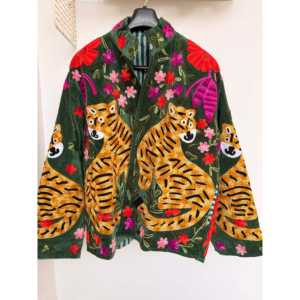 Chaqueta de Invierno de Terciopelo Verde con Textura de Tigre, Estilo Boho, Bordada, Reversible, con Cuello Mandarín, Logotipo Personalizado, Estilo Rajasthani - Product Image 3