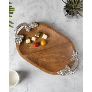 Bandeja de madera hecha a mano de primera calidad con mango de metal Diseño exquisito Materiales sostenibles e ideal para entornos domésticos de lujo - Product Image 1