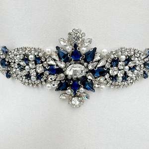 Cinturón de Novia Bridella BS84ML Azul Marino con Detalles de Pedrería, Ajustable para Bodas, Bailes de Graduación y Eventos Formales - Product Image 4