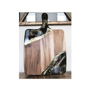 Planche à découper unique faite à la main en bois et en résine avec un design d'art océanique, parfaite pour les intérieurs de cuisine minimalistes modernes - Product Image 1