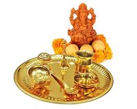 Ensemble de thali de prière en laiton plaqué or, plateau circulaire religieux avec tasse, cuillère, cloche et diya pour les occasions de prière