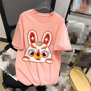 Prepárese para hacer una declaración con nuestra colección de camisetas transpirables de talla grande PARA MUJER: abrace la confianza y la individualidad - Product Image 5