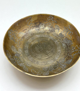 ชามร้องเพลงที่ตกแต่งด้วยโทนสีเงินทองเหลืองและทองแดงที่เน้นด้วยลวดลายดอกไม้และรูปทรงเรขาคณิตที่แกะสลัก - Product Image 4