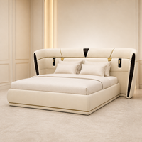 Lit plateforme moderne de luxe en tissu crème avec tête de lit haute et garniture dorée, ensemble de meubles taille King
