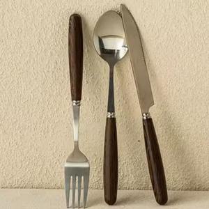 Juego de Cubiertos de Diseño Clásico con Mango de Acero y Madera para un Toque Sofisticado en la Decoración de su Cocina o Comedor - Product Image 5