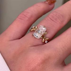 Bague en or 10 carats avec moissanite de qualité supérieure, cadeau idéal pour les femmes, disponible pour les mariages ou les fiançailles - Product Image 3