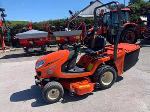 Tracteur de jardin robuste Kubota G261 avec moteur diesel 190cc, transmission hydrostatique, direction par glissement, moteur 2 temps pour la tonte - Product Image 3
