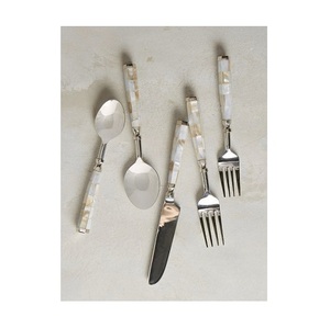 Vente flash : Ensemble de couverts de luxe unique en argent plaqué, 5 pièces, acier inoxydable, manche en marbre noir, couteaux, fourchettes et cuillères - Product Image 1