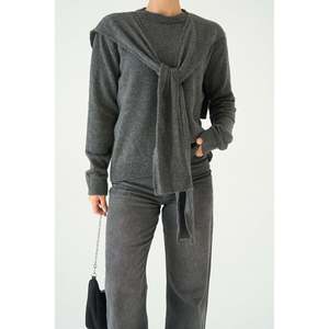 เสื้อสเวตเตอร์สีแอนทราไซต์ผูกเชือกด้านหน้า - Product Image 2