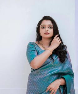 Saree en soie saisonnier avec des bordures Zari pour une touche de Glamour Nuptiale Crape/crêpe Saree avec diamant Travail pour le luxe - Product Image 6