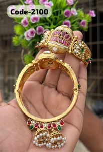 กำไลโลหะราจวดีที่น่าดึงดูดใจเนื้อสีทองงานแกะสลักและหินประกายสำหรับงานชาติพันธุ์และงานแต่งงาน - Product Image 6