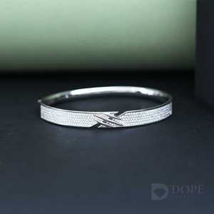 Bracelet rigide en or blanc massif 18 ct avec des diamants cultivés en laboratoire pour hommes et un design exclusif plaqué or pour toutes les occasions - Product Image 1