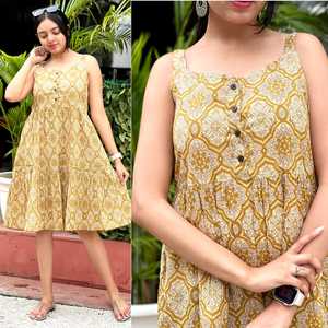 ชุดเดรสผ้าฝ้ายแต่งจีบแขนกุดทำจากผ้าฝ้าย Cambric มีแขนติดอยู่ด้านในมียาง2ปุ่มเปิดด้านหน้า - Product Image 2