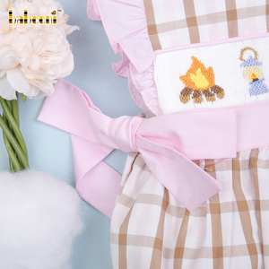 ชุดรอมเปอร์เด็กผู้หญิงลายสก็อตผ้าฝ้ายออร์แกนิค 100% ตกแต่งด้วยลายปักมือ ติดกระดุมแป๊ก สำหรับฤดูร้อน รับผลิตแบบ OEM ODM ขายส่ง - Product Image 4