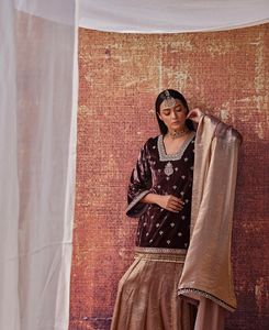 Ensemble Lehenga Palazzo en velours de créateur à prix avantageux, avec dupatta, pour les occasions de mariage, de fête ou traditionnelles - Product Image 6