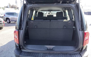 SUV 4x4 de Lujo con Poco Kilometraje, Nunca Accidentado, Motor 6.1-8L de Aspiración Natural, Gasolina, Automático, Interior de Cuero, Llantas de Aleación de Aluminio R17 - Product Image 3