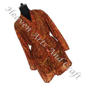 KS006 belle veste vintage en soie sari à fleurs bohème hiver court fait à la main avec ceinture plus proche Vintage Sari Kimono court - Product Image 6