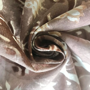 Tela de Algodón Estampada a Mano con Diseño Floral sobre Base Marrón |   Textil Étnico Vintage - Product Image 1