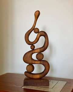 Sculpture en bois personnalisée conçue pour refléter le goût personnel, les préférences artistiques et le style unique de la maison - Product Image 3