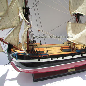 MODÈLE DE BATEAU HECTORS Cadeau fantaisie en bois fabriqué à la main - Product Image 1