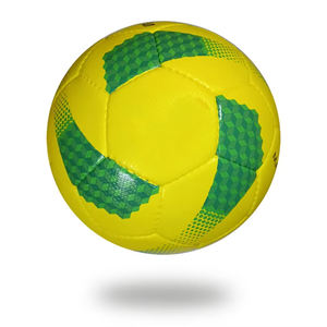 Nouveau ballon de football et de soccer en cuir léger en gros, personnalisé, résistant, fabriqué au Pakistan pour l'entraînement - Product Image 3