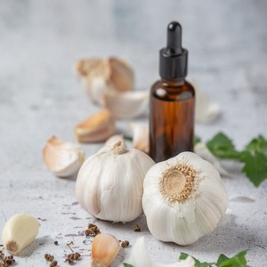 Huile essentielle d'ail 100% naturelle, non diluée et pure pour les soins de la peau et des cheveux | Fournisseur en gros en vrac pour les formulations cosmétiques - Product Image 2