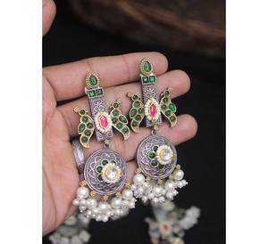 Ensemble de boucles d'oreilles suspendues bicolores de couleur verte Monalisa Pachi Fusion en acier inoxydable en forme de fleur à la mode pour les mariages Quartz argenté - Product Image 1