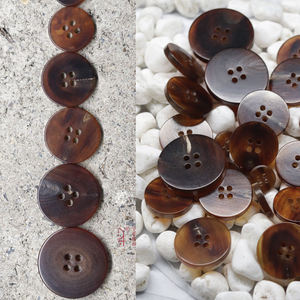 Boutons faits à la main en corne de vache véritable, écologiques, couleur café noir, 4 trous, de haute qualité, pour costume homme, vente en gros - Product Image 3