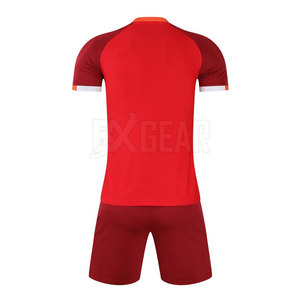 Uniforme de fútbol duradero con costuras reforzadas diseñado para máxima comodidad y uso duradero en el campo - Product Image 2