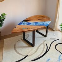 Table basse en bois massif au design moderne personnalisable, plateau en résine époxy, pieds en métal, fabrication artisanale, durable, finition peinte