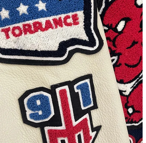 Chaquetas de béisbol personalizadas para hombre de alta calidad con logotipos bordados y parches de chenilla, diseño de retazos con cuello levantado - Product Image 6