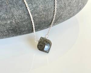 Collar con colgante de lágrima de piedra solar negra brillante, cadena elegante de plata de ley 925, ideal para uso diario, regalo de joyería que brilla. - Product Image 1