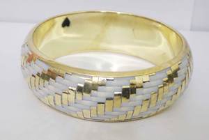 กำไลทองแดงชุบทองหรูหราสำหรับผู้หญิง ลายเชฟรอนสีขาวและทองที่เป็นเอกลักษณ์ ประดับลายทอแบบโดมกว้าง งานโลหะแข็ง - Product Image 4