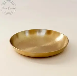 奢华品质手工制作的浅黄铜碗，拉丝金，用于供应食物和桌面装饰