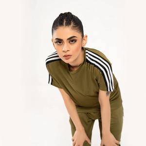 Ensemble de survêtement pour femmes en coton 100% de haute qualité, couleur vert olive, avec des bandes latérales, t-shirt et pantalon, vente en gros - Product Image 4