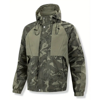 Vente en gros Veste coupe-vent à capuche camouflage pour homme mi-longue en poly nylon résistant à l'eau Poches zippées Ourlet réglable en vrac OEM