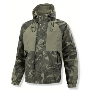 Vente en gros Veste coupe-vent à capuche camouflage pour homme mi-longue en poly nylon résistant à l'eau Poches zippées Ourlet réglable en vrac OEM - Product Image 3