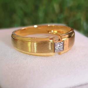 Anillo de compromiso y aniversario de moissanita de 0.50 quilates con corte redondo, estilo hip hop para hombre, regalo para esposo, plata de ley 925 chapada en oro - Product Image 5