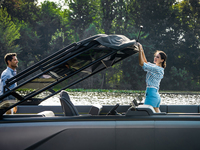 Nouveau bateau ponton essentiel avec un design de clôture unique pour les vacances en famille, la pêche, yacht sportif durable en fibre de verre, moteur de pêche