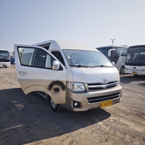 Autobús Toyota Hiace Usado, Diésel, Transmisión Automática, 13 Asientos, 10 Asientos, Minibús en Venta - Product Image 4