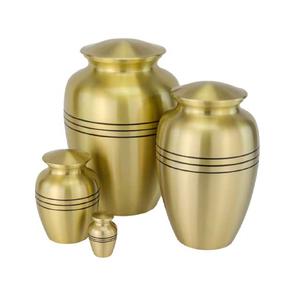 Urne funéraire artisanale offrant un vase de commémoration gracieux, conçu pour protéger les cendres précieuses avec une dignité silencieuse. - Product Image 5