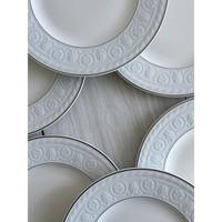 Ensemble de deux assiettes en porcelaine Villeroy & Boch, blanc et gris argenté, service élégant, décoration de table chic, vaisselle française, fabrication artisanale de haute qualité