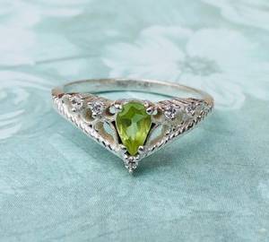 Magnifique bague péridot coupée en poire bague de fiançailles en argent sterling avec pierres précieuses vertes cadeau de naissance d'août - Product Image 4