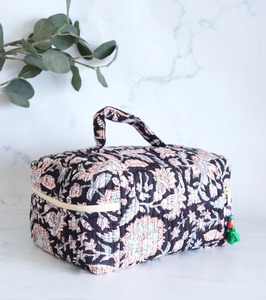 Organisateur de cosmétiques vintage en coton imprimé floral noir écologique matelassé fait à la main avec fermeture éclair résistant à l'eau - Product Image 3