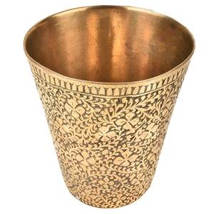 Diseño en relieve Acabado pulido brillante Vaso de agua potable Ayurveda Beneficios para la salud Vidrio de metal decorativo - Product Image 3