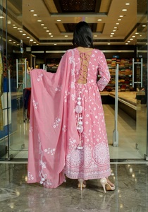 ชุดคุर्ติส Anarkali ผ้าจอร์เจตต์ปักลายสีพีช ดีไซน์ทันสมัยสุดพิเศษ พร้อมกางเกงและผ้าคลุมไหล่ สำหรับงานปาร์ตี้ สไตล์ชาติพันธุ์ คอวี แขนยาว - Product Image 4